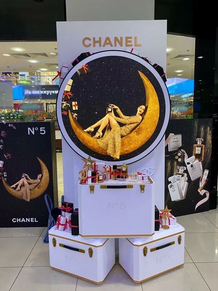 Рекламная стойка CHANEL, DARROW